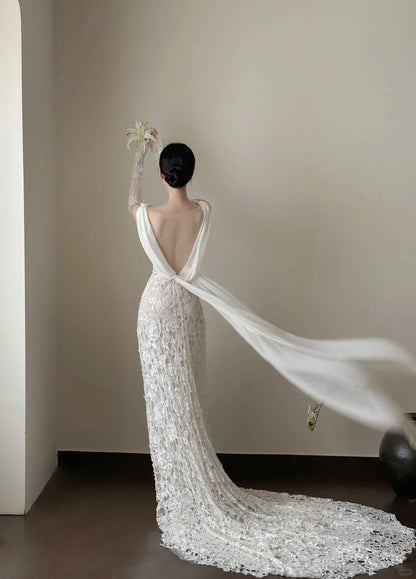 Elegantes weißes Meerjungfrauen-Brautkleid mit V-Ausschnitt und Spitze P4027