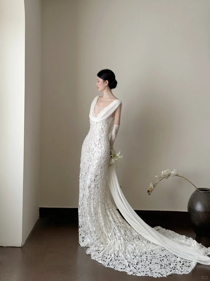 Elegantes weißes Meerjungfrauen-Brautkleid mit V-Ausschnitt und Spitze P4027