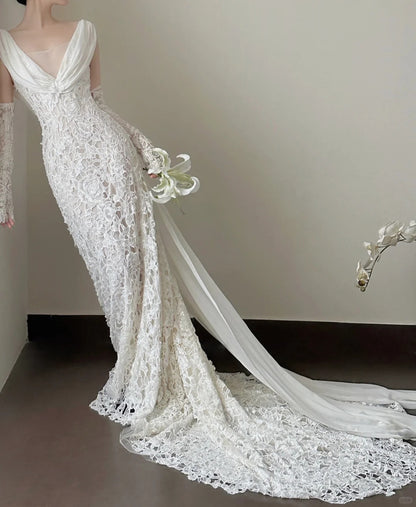 Elegantes weißes Meerjungfrauen-Brautkleid mit V-Ausschnitt und Spitze P4027