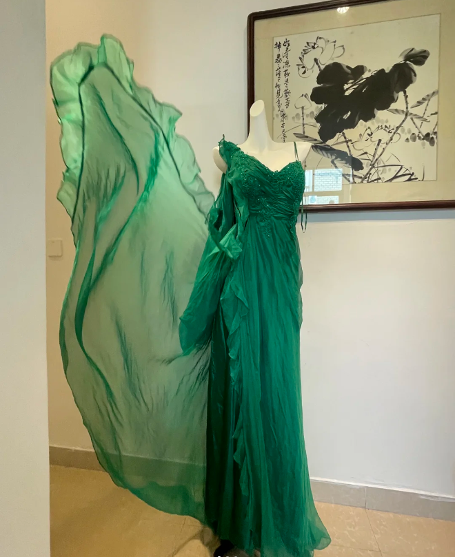 Elegantes grünes langes Abendkleid aus Chiffon mit tiefem V-Ausschnitt P4272