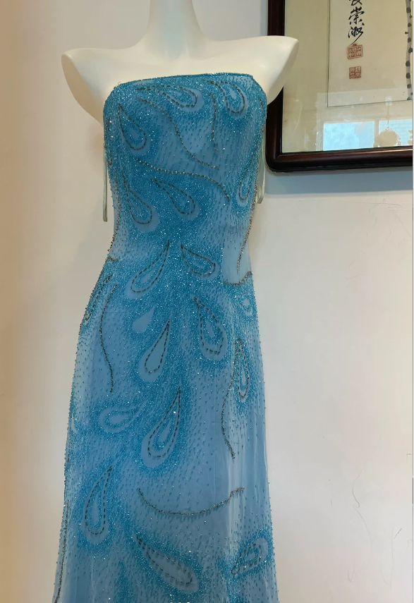 Wunderschönes blaues trägerloses A-Linien-Abendkleid aus Chiffon mit Perlen P4274