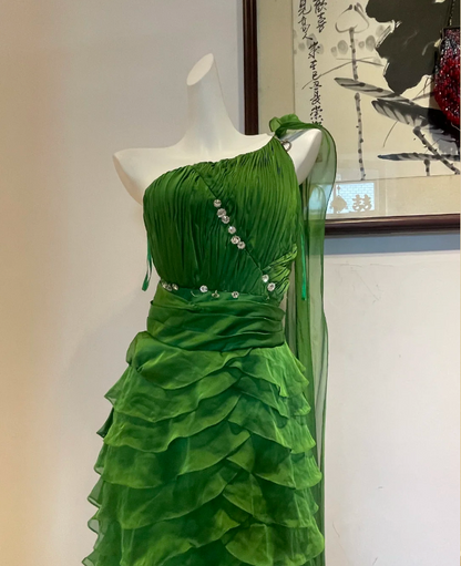 Schickes dunkelgrünes, einseitig schulterfreies, mehrlagiges Rüschen-Chiffon-Abendkleid P4276