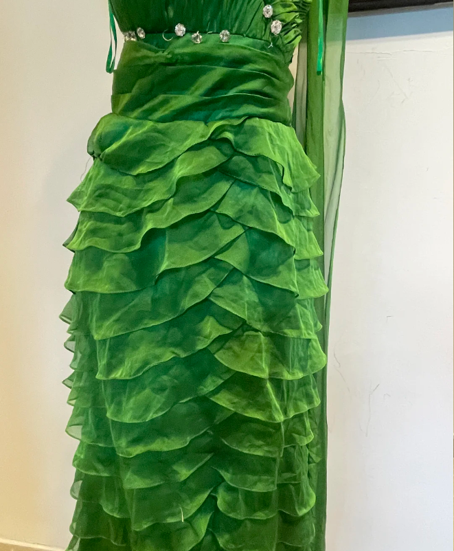 Schickes dunkelgrünes, einseitig schulterfreies, mehrlagiges Rüschen-Chiffon-Abendkleid P4276