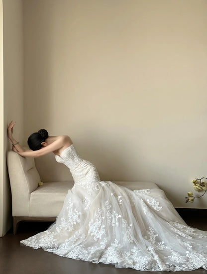 Elegantes weißes Meerjungfrauen-Brautkleid aus Spitze und Tüll mit Schleppe P4028