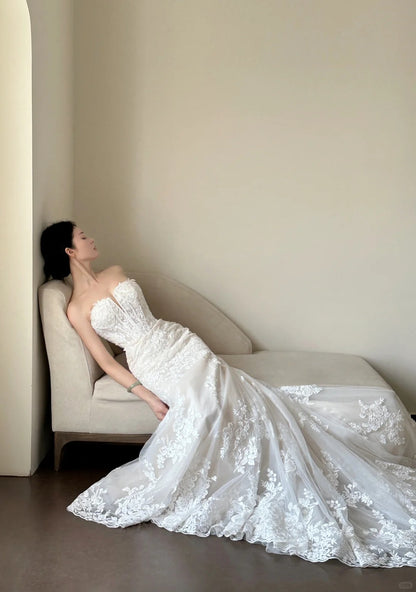 Elegantes weißes Meerjungfrauen-Brautkleid aus Spitze und Tüll mit Schleppe P4028
