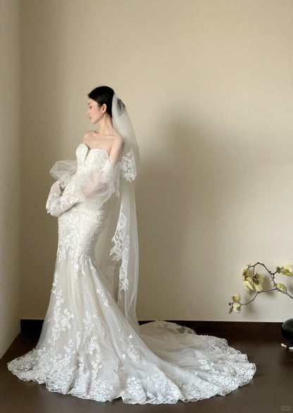 Elegantes weißes Meerjungfrauen-Brautkleid aus Spitze und Tüll mit Schleppe P4028