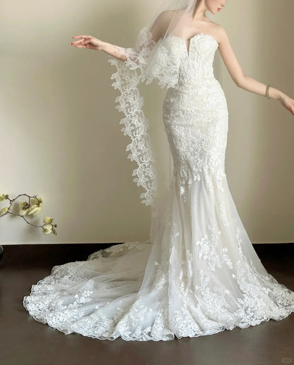 Elegantes weißes Meerjungfrauen-Brautkleid aus Spitze und Tüll mit Schleppe P4028