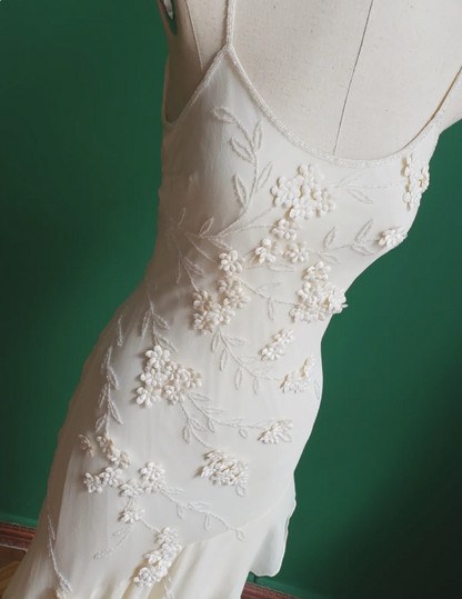 Elegantes weißes Meerjungfrauen-Abendkleid mit Spaghettiträgern, U-Ausschnitt, 3D-Blumenstickerei und Chiffon P4280