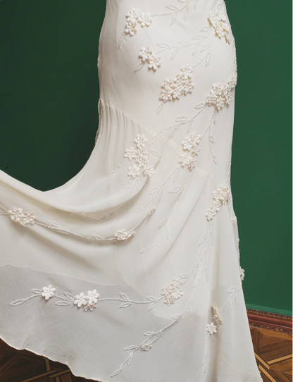 Elegantes weißes Meerjungfrauen-Abendkleid mit Spaghettiträgern, U-Ausschnitt, 3D-Blumenstickerei und Chiffon P4280