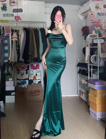 Einfaches Meerjungfrau-Abendkleid aus dunkelgrünem Satin mit dünnen Trägern und hohem Schlitz P4284