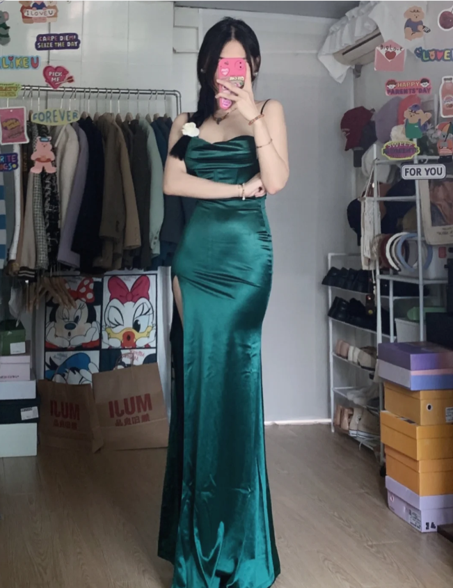 Einfaches Meerjungfrau-Abendkleid aus dunkelgrünem Satin mit dünnen Trägern und hohem Schlitz P4284