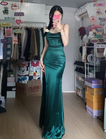 Einfaches Meerjungfrau-Abendkleid aus dunkelgrünem Satin mit dünnen Trägern und hohem Schlitz P4284