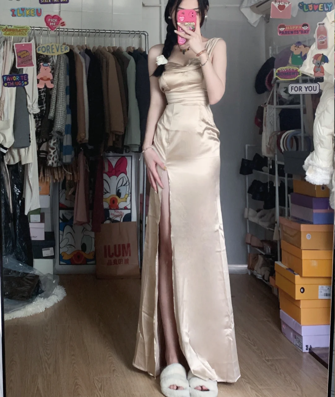 Elegantes champagnerfarbenes, hochgeschlitztes Satinkleid für den Abschlussball P4286