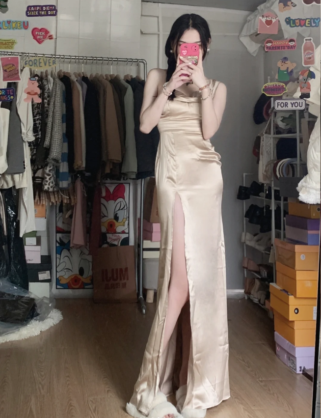 Elegantes champagnerfarbenes, hochgeschlitztes Satinkleid für den Abschlussball P4286