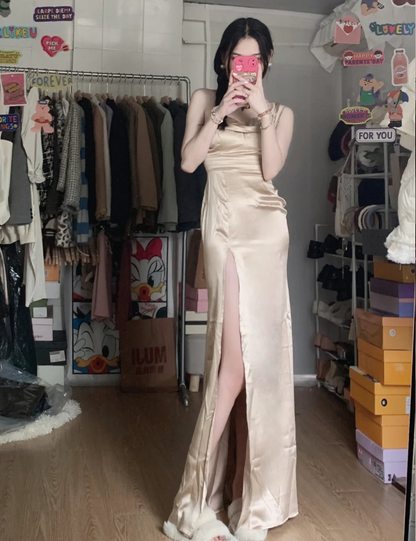 Elegantes champagnerfarbenes, hochgeschlitztes Satinkleid für den Abschlussball P4286