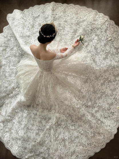 Elegantes weißes schulterfreies Ballkleid aus Spitze und Mesh für die Hochzeit P4029