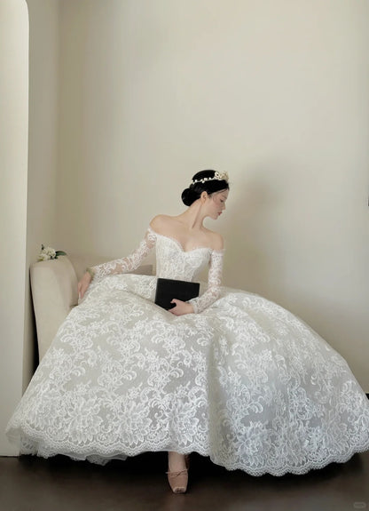 Elegantes weißes schulterfreies Ballkleid aus Spitze und Mesh für die Hochzeit P4029