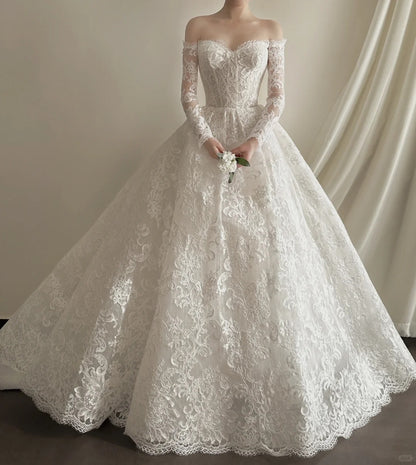 Elegantes weißes schulterfreies Ballkleid aus Spitze und Mesh für die Hochzeit P4029