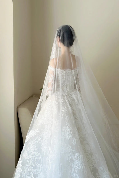 Elegantes weißes schulterfreies Ballkleid aus Spitze und Mesh für die Hochzeit P4029