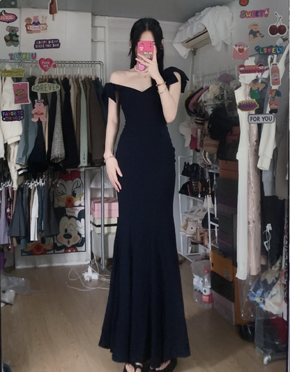 Elegantes schwarzes Meerjungfrauen-Abendkleid mit V-Ausschnitt, Schleifenträgern und Satinstoff P4290