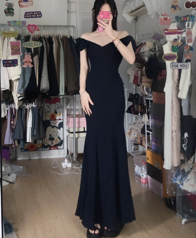 Elegantes schwarzes Meerjungfrauen-Abendkleid mit V-Ausschnitt, Schleifenträgern und Satinstoff P4290