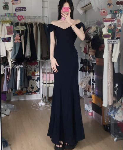 Elegantes schwarzes Meerjungfrauen-Abendkleid mit V-Ausschnitt, Schleifenträgern und Satinstoff P4290