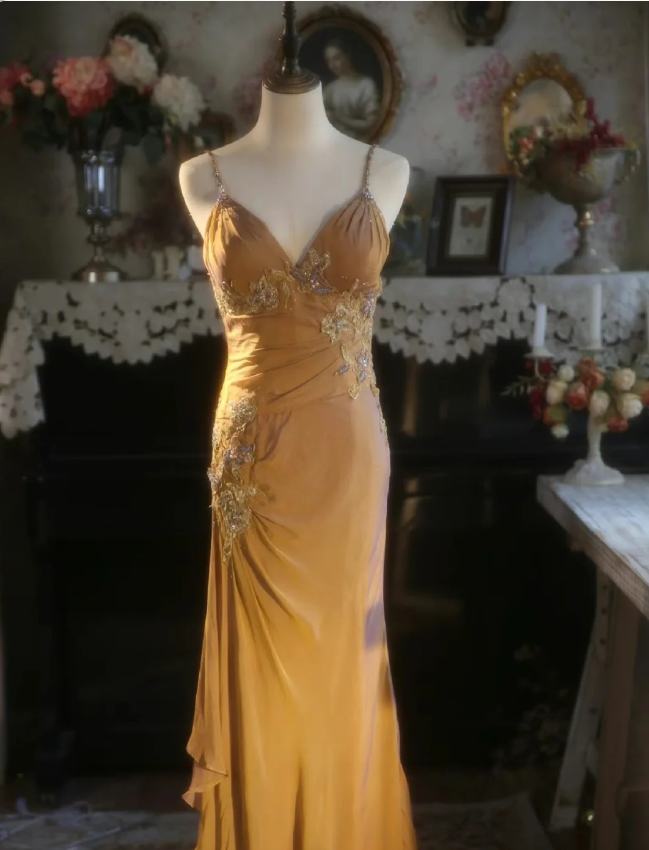 Elegantes Meerjungfrauen-Abendkleid in Ingwergelb mit V-Ausschnitt, Perlenstickerei und Satin P4299
