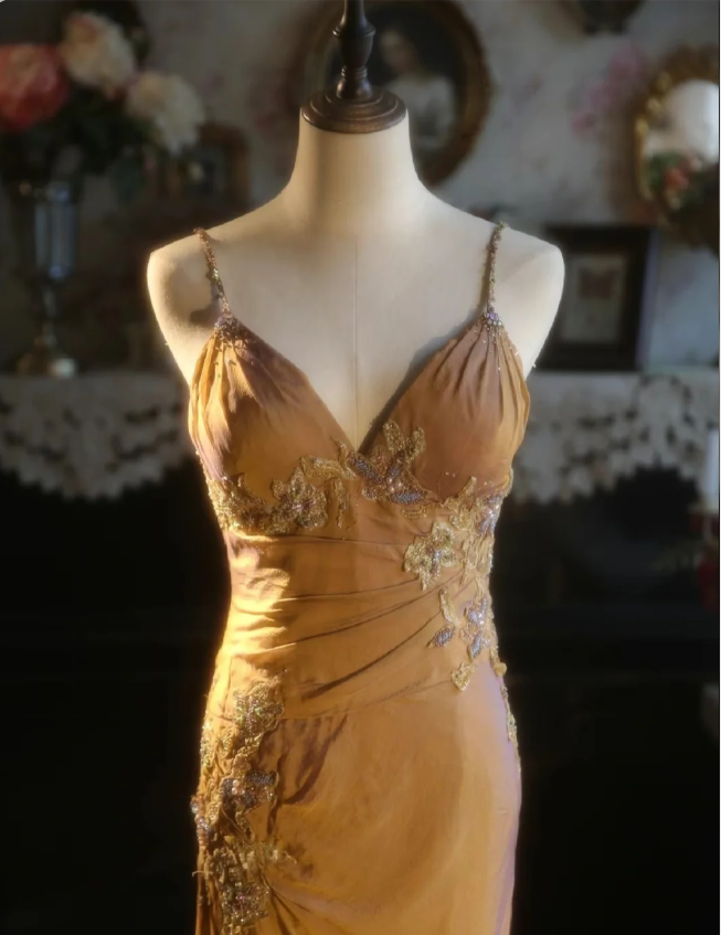 Elegantes Meerjungfrauen-Abendkleid in Ingwergelb mit V-Ausschnitt, Perlenstickerei und Satin P4299