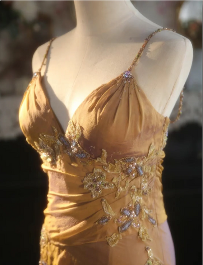 Elegantes Meerjungfrauen-Abendkleid in Ingwergelb mit V-Ausschnitt, Perlenstickerei und Satin P4299