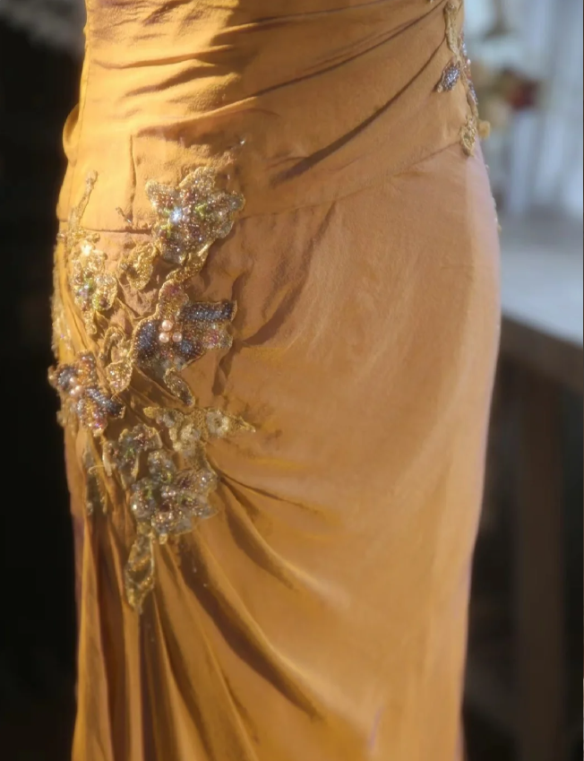 Elegantes Meerjungfrauen-Abendkleid in Ingwergelb mit V-Ausschnitt, Perlenstickerei und Satin P4299
