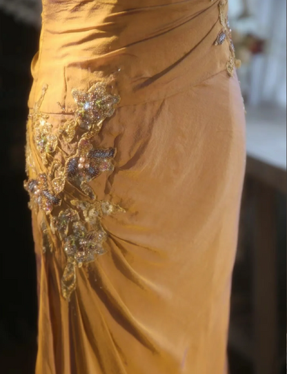 Elegantes Meerjungfrauen-Abendkleid in Ingwergelb mit V-Ausschnitt, Perlenstickerei und Satin P4299