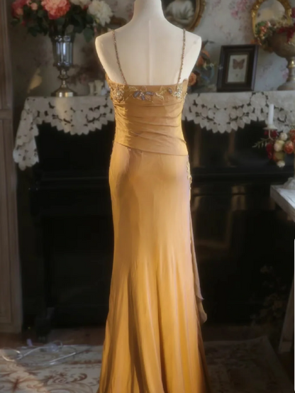 Elegantes Meerjungfrauen-Abendkleid in Ingwergelb mit V-Ausschnitt, Perlenstickerei und Satin P4299