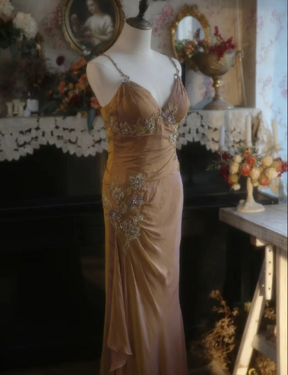 Elegantes Meerjungfrauen-Abendkleid in Ingwergelb mit V-Ausschnitt, Perlenstickerei und Satin P4299