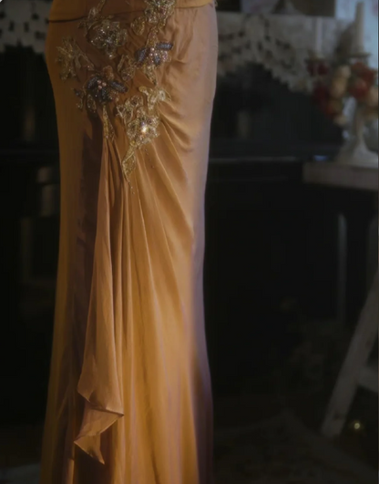 Elegantes Meerjungfrauen-Abendkleid in Ingwergelb mit V-Ausschnitt, Perlenstickerei und Satin P4299