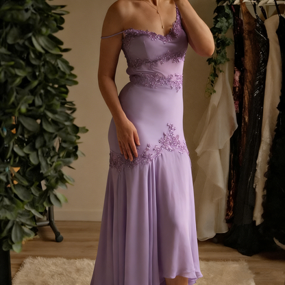 Belle robe de bal en mousseline de soie violette à bretelles spaghetti et perles P2305