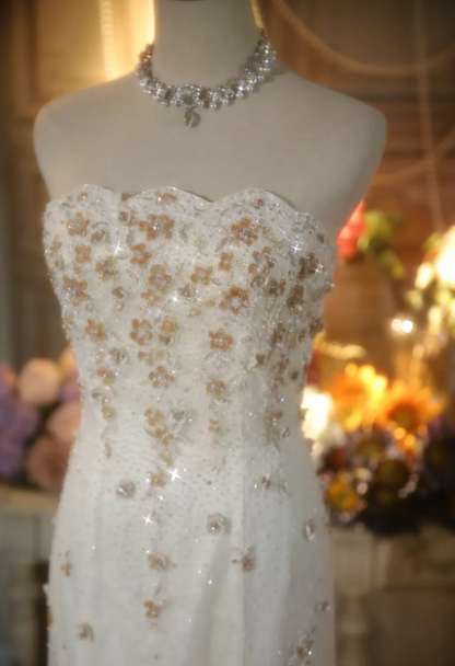 Elegantes, trägerloses, elfenbeinfarbenes, perlenbesetztes florales Tüll-Abendkleid mit Schleppe P4301