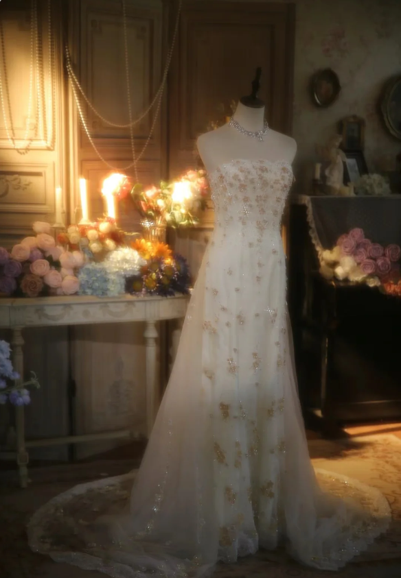 Elegantes, trägerloses, elfenbeinfarbenes, perlenbesetztes florales Tüll-Abendkleid mit Schleppe P4301