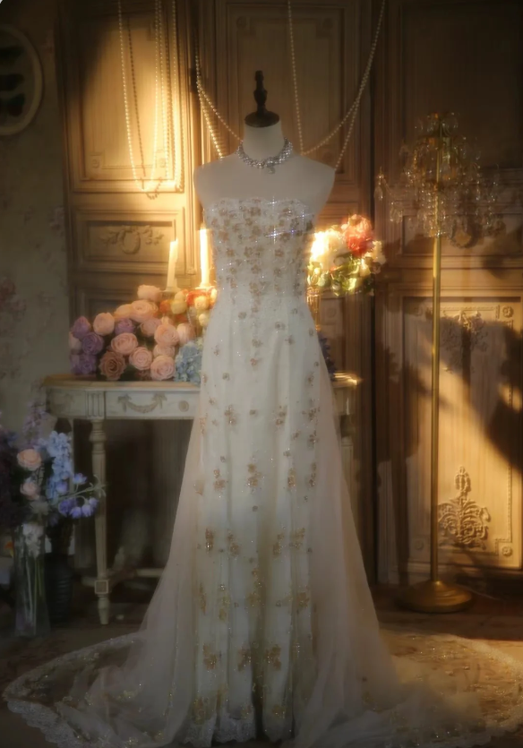 Elegantes, trägerloses, elfenbeinfarbenes, perlenbesetztes florales Tüll-Abendkleid mit Schleppe P4301