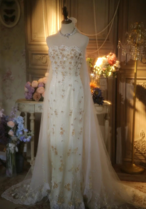 Elegantes, trägerloses, elfenbeinfarbenes, perlenbesetztes florales Tüll-Abendkleid mit Schleppe P4301
