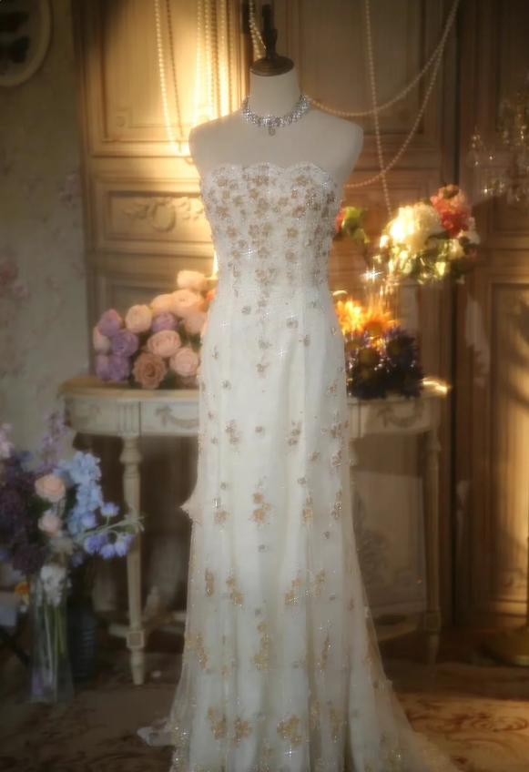 Elegantes, trägerloses, elfenbeinfarbenes, perlenbesetztes florales Tüll-Abendkleid mit Schleppe P4301