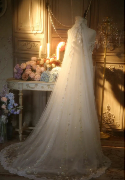 Elegantes, trägerloses, elfenbeinfarbenes, perlenbesetztes florales Tüll-Abendkleid mit Schleppe P4301