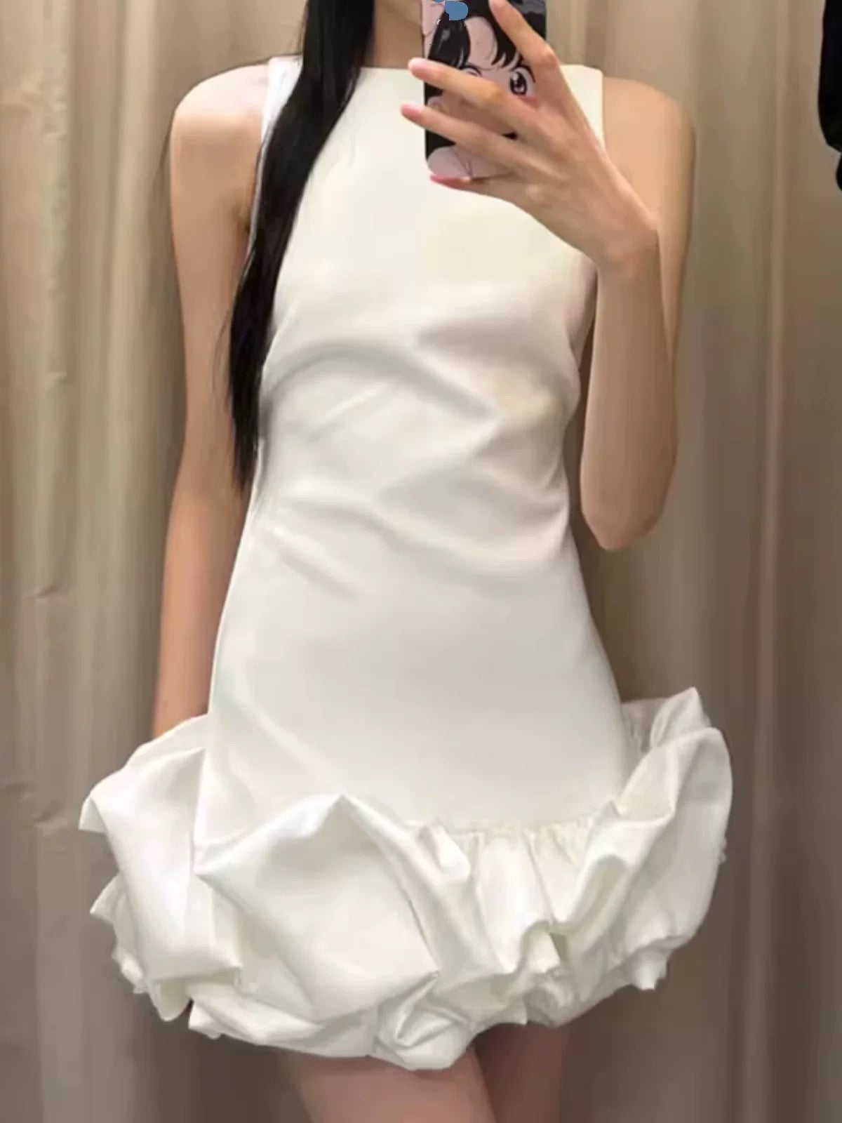 Niedliches, ärmelloses weißes Satin-Heimkehrkleid mit Blumenrock P3404
