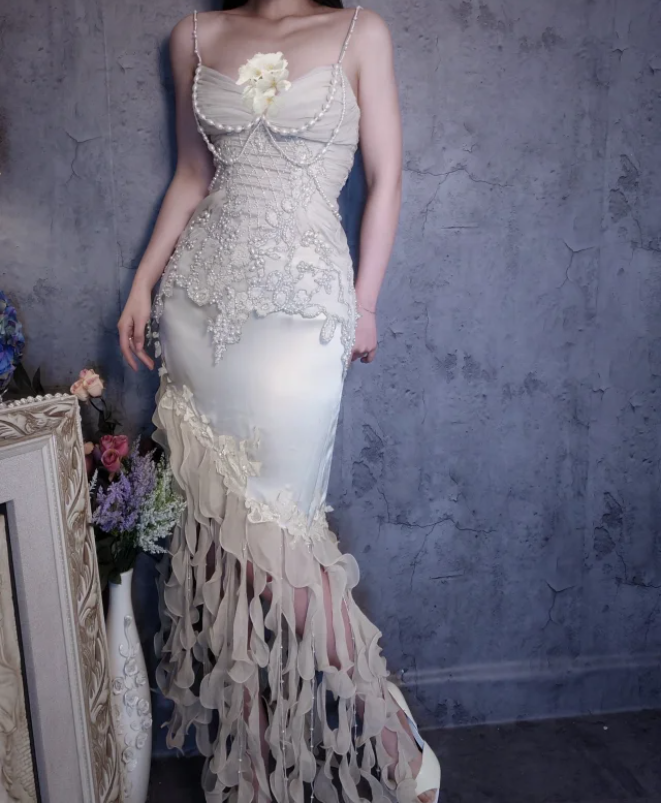 Luxuriöses Meerjungfrauen-Abendkleid in Elfenbein mit dünnen Trägern, Perlen und Rüschen aus Satin, Lang, Ballkleid P4310