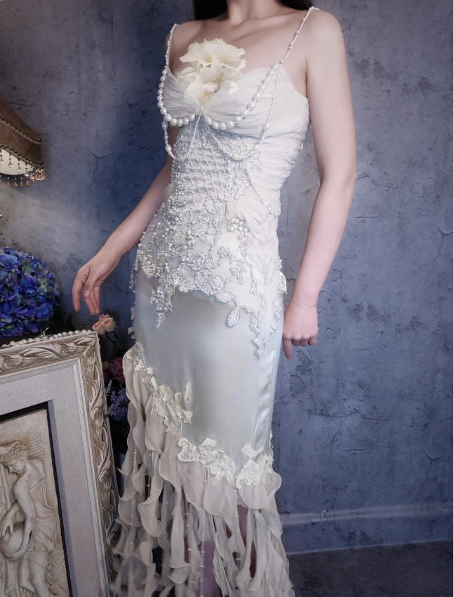 Luxuriöses Meerjungfrauen-Abendkleid in Elfenbein mit dünnen Trägern, Perlen und Rüschen aus Satin, Lang, Ballkleid P4310