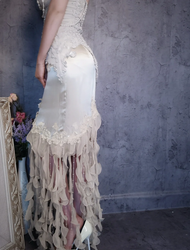 Luxuriöses Meerjungfrauen-Abendkleid in Elfenbein mit dünnen Trägern, Perlen und Rüschen aus Satin, Lang, Ballkleid P4310