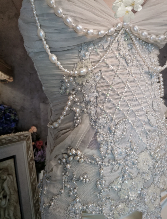 Luxuriöses Meerjungfrauen-Abendkleid in Elfenbein mit dünnen Trägern, Perlen und Rüschen aus Satin, Lang, Ballkleid P4310