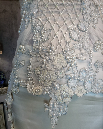 Luxuriöses Meerjungfrauen-Abendkleid in Elfenbein mit dünnen Trägern, Perlen und Rüschen aus Satin, Lang, Ballkleid P4310