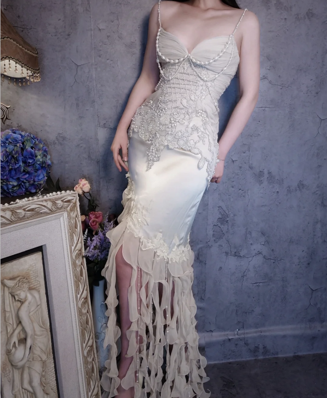 Luxuriöses Meerjungfrauen-Abendkleid in Elfenbein mit dünnen Trägern, Perlen und Rüschen aus Satin, Lang, Ballkleid P4310
