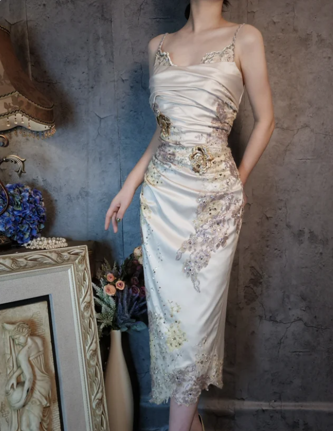 Elegantes figurbetontes Champagner-Spaghettiträger-Ballkleid aus Satin mit Perlen und Stickereien Abendkleid P4315