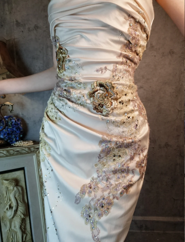 Elegantes figurbetontes Champagner-Spaghettiträger-Ballkleid aus Satin mit Perlen und Stickereien Abendkleid P4315